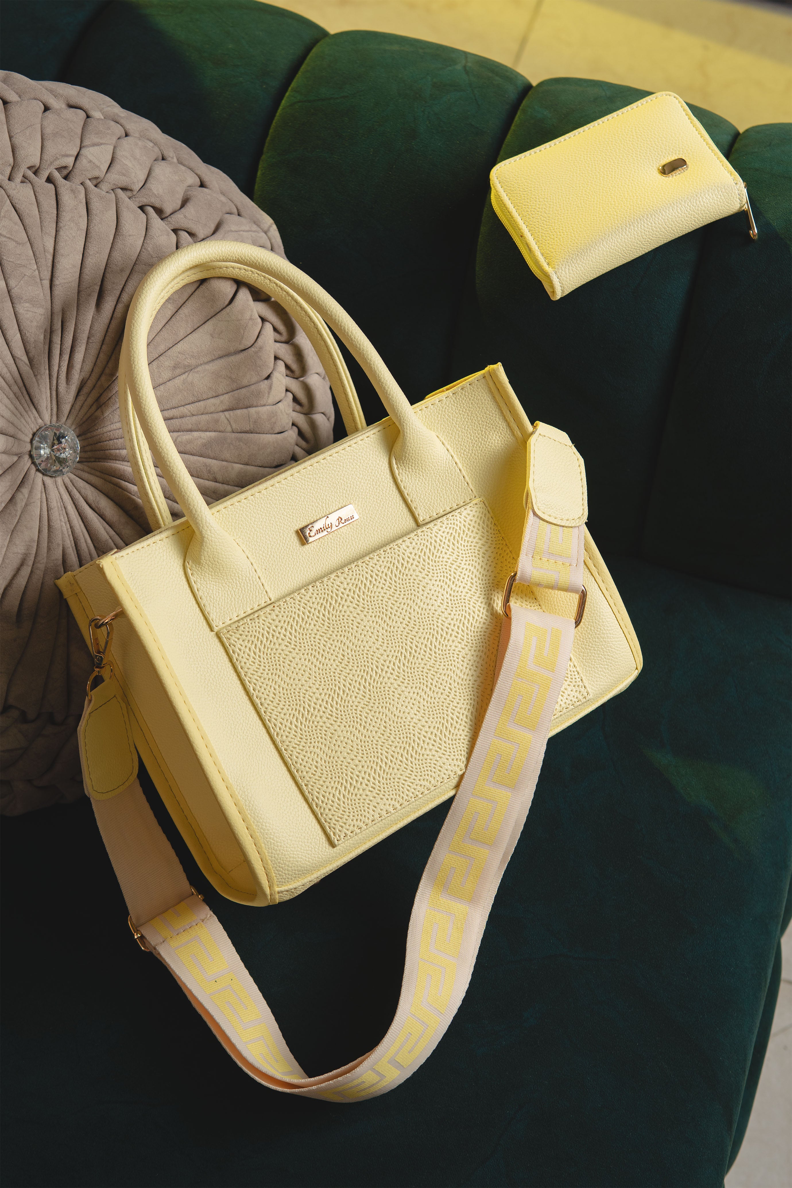 Bolso pequeño para mujer con billetera incluida, correa larga en reata y diseño elegante. Resistente, práctico y perfecto para uso diario.