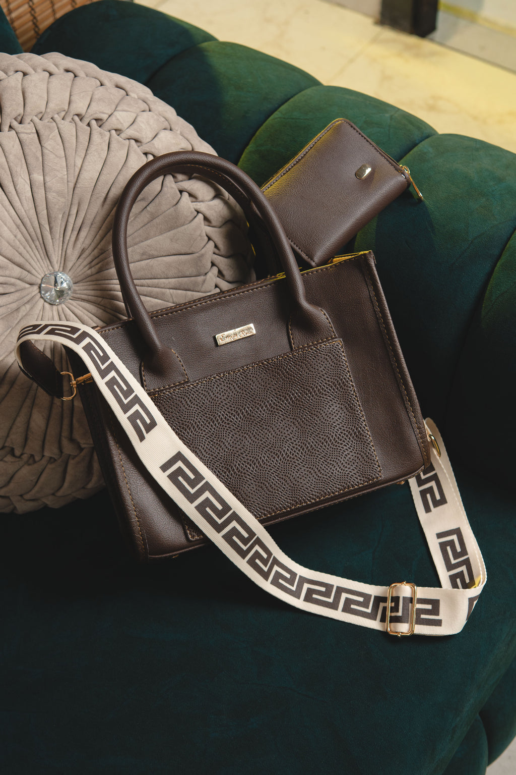 Bolso pequeño para mujer con billetera incluida, correa larga en reata y diseño elegante. Resistente, práctico y perfecto para uso diario.
