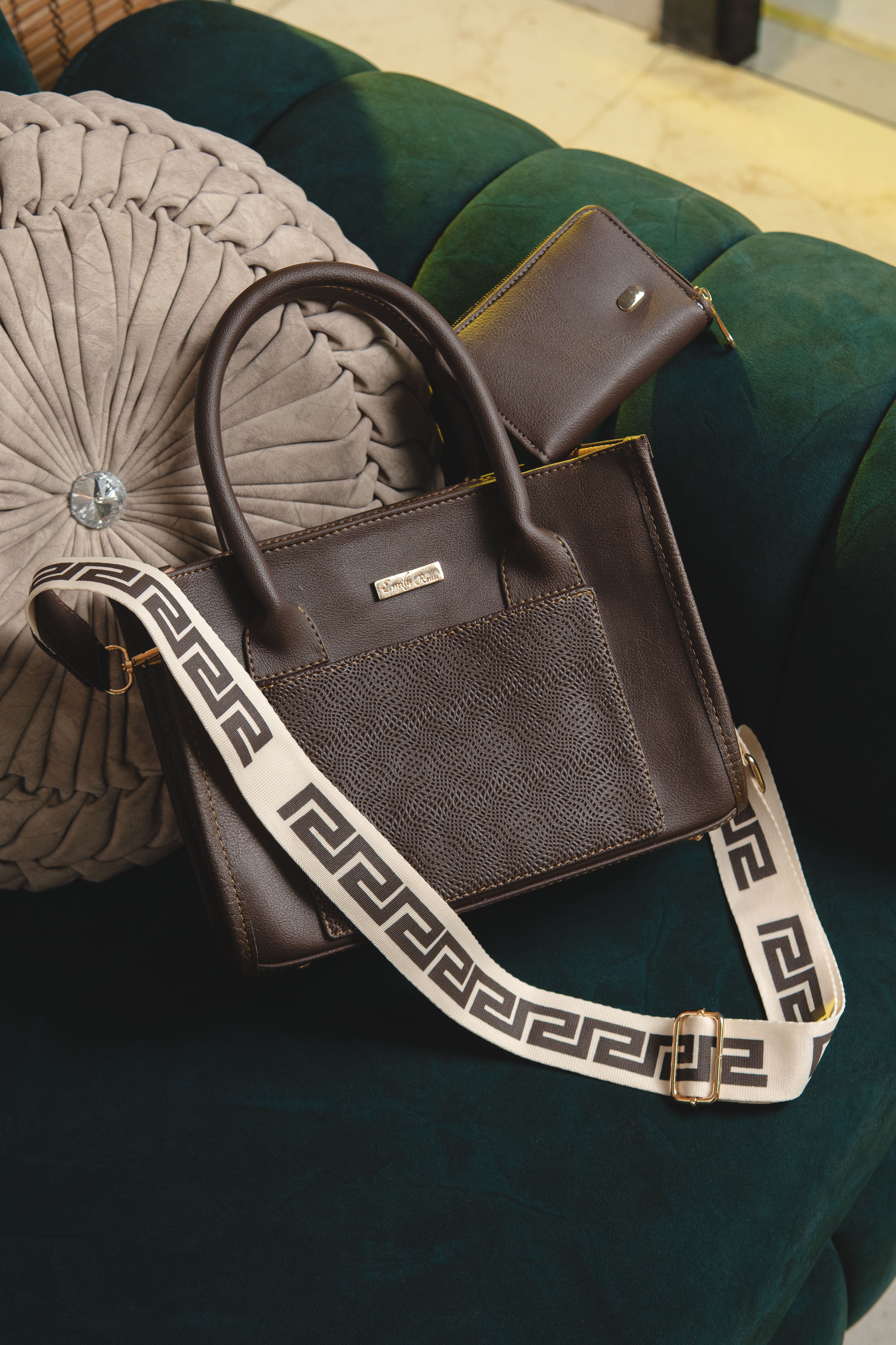 Bolso pequeño para mujer con billetera incluida, correa larga en reata y diseño elegante. Resistente, práctico y perfecto para uso diario.