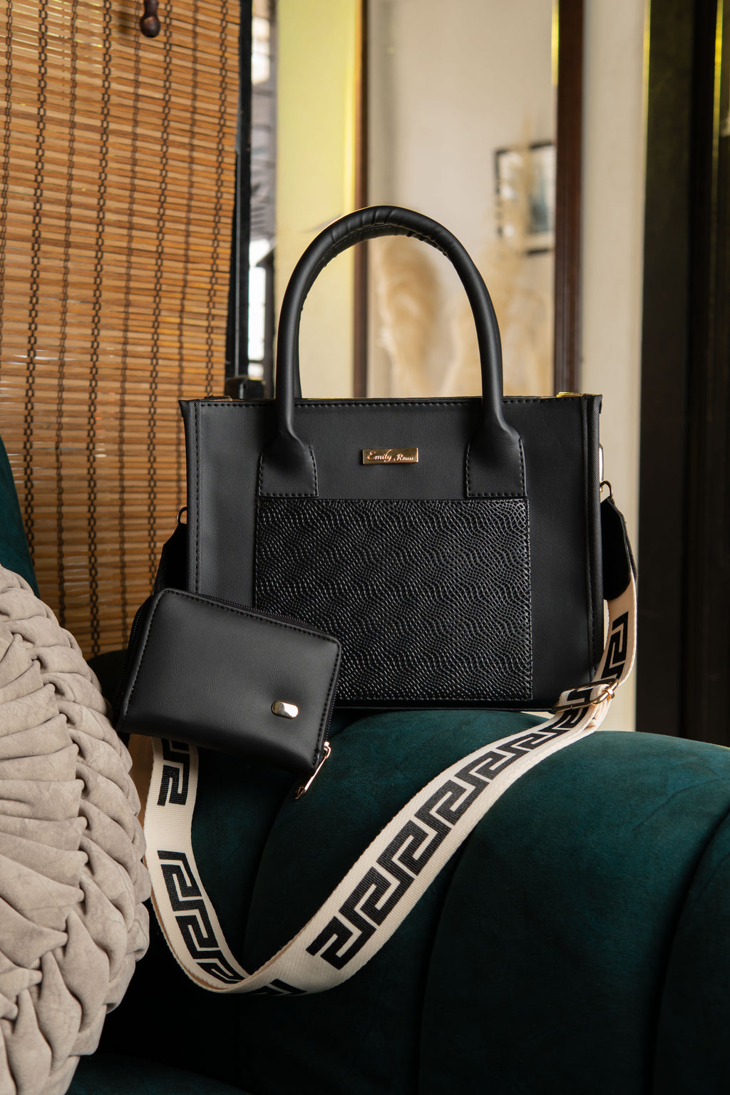 Bolso pequeño para mujer con billetera incluida, correa larga en reata y diseño elegante. Resistente, práctico y perfecto para uso diario.