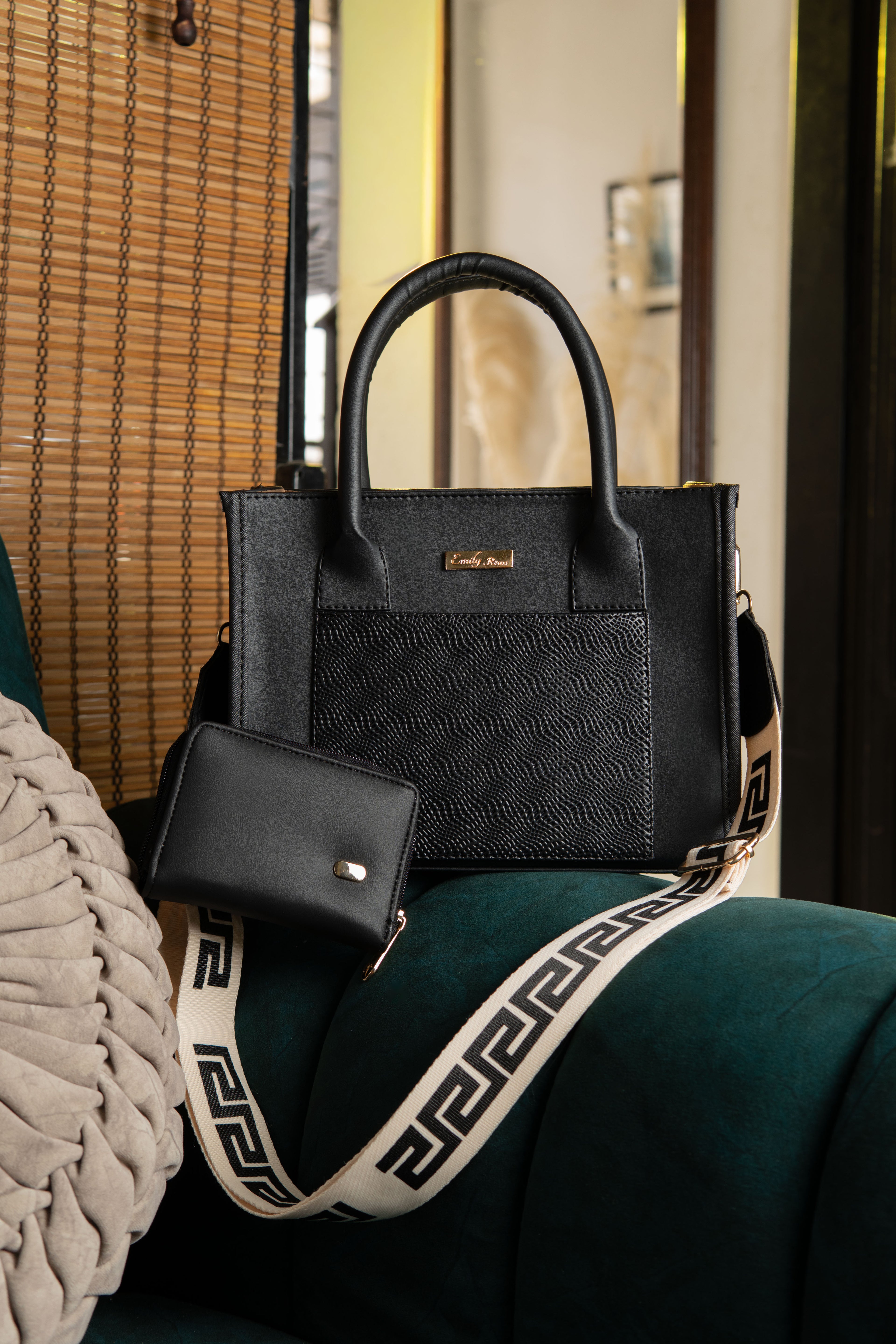 Bolso pequeño para mujer con billetera incluida, correa larga en reata y diseño elegante. Resistente, práctico y perfecto para uso diario.