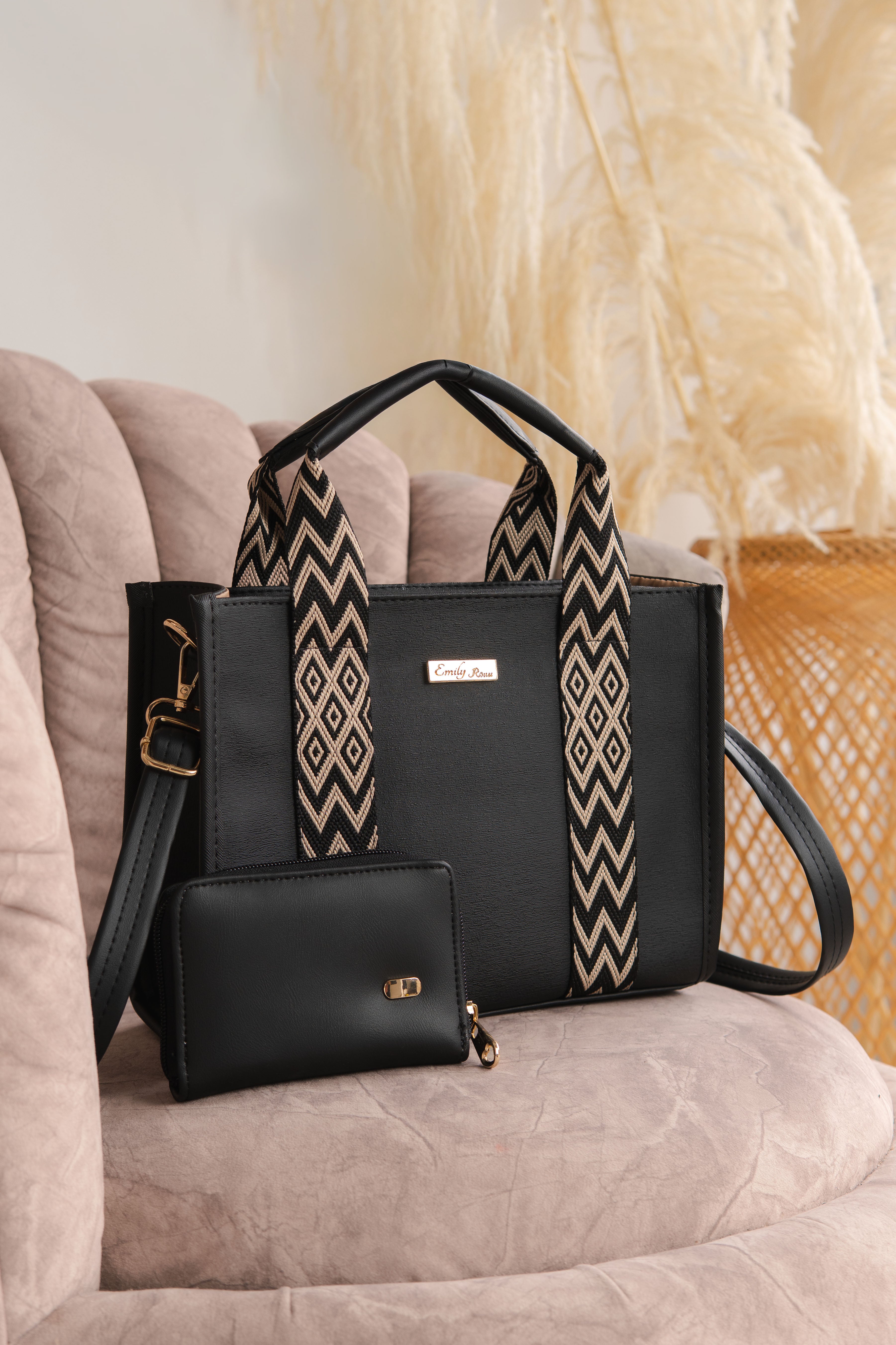 Bolso compacto con espacio para tablet y billetera