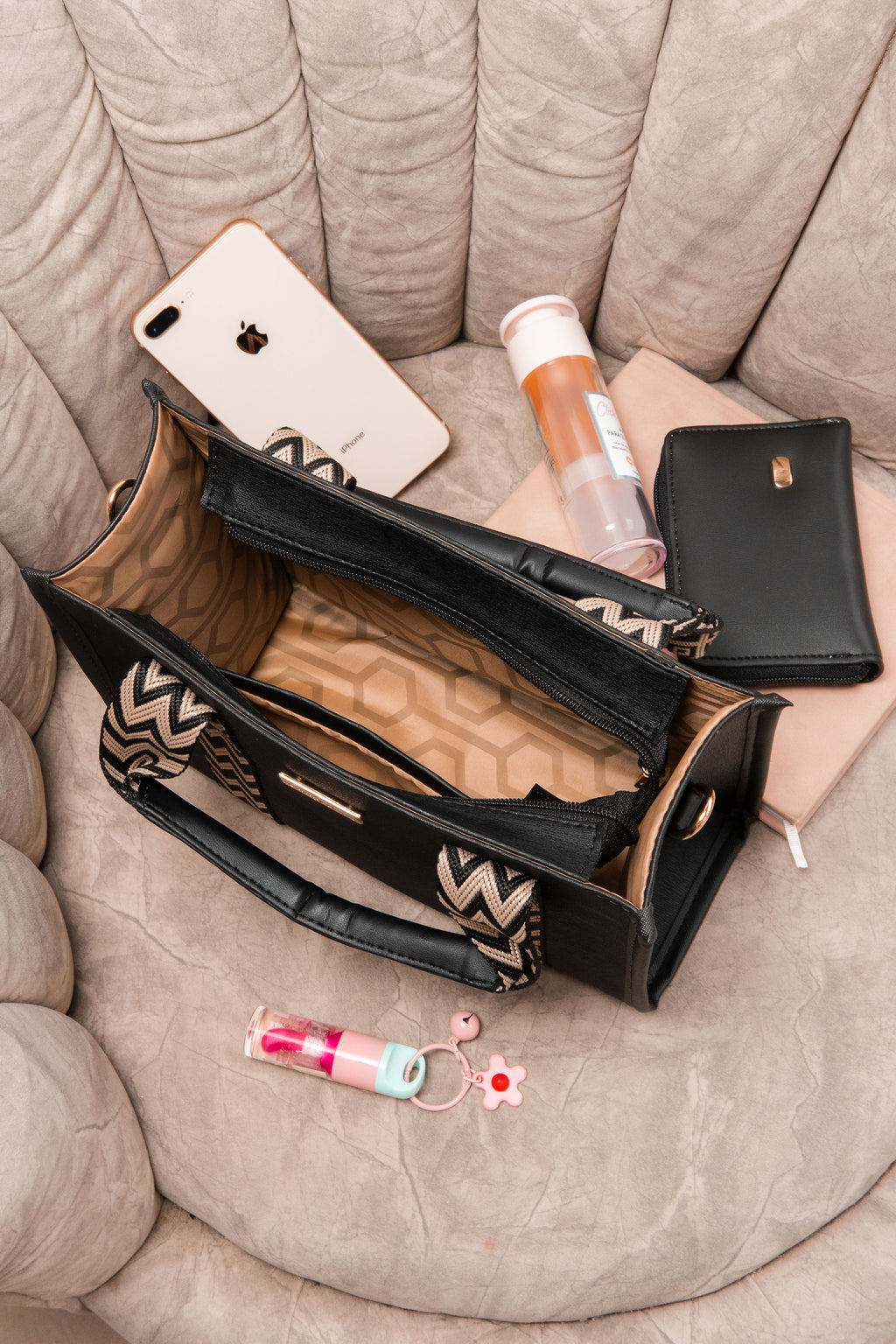 Bolso compacto con espacio para tablet y billetera